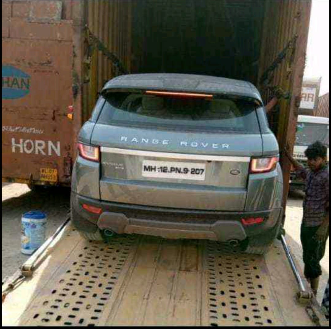 Packers and movers team moving boxes safely