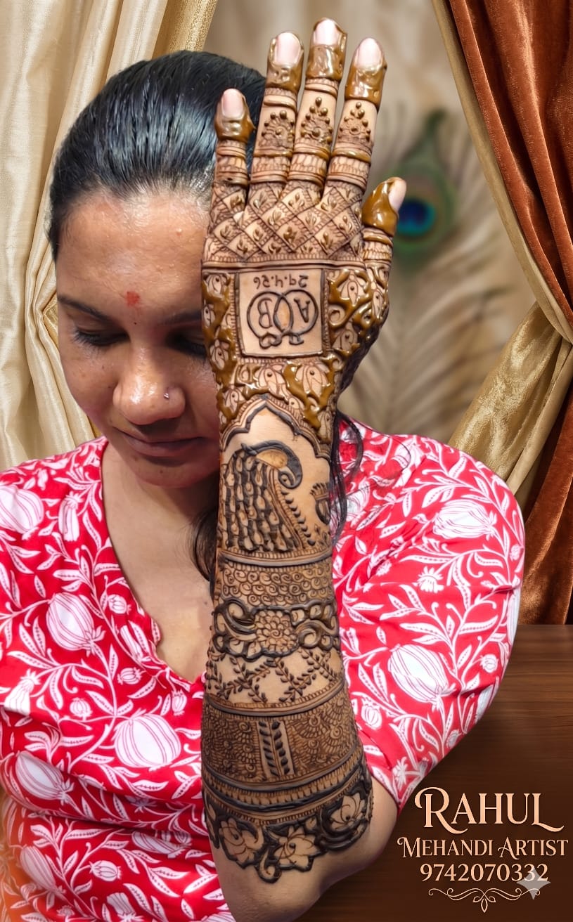 Experienced bridal mehndi artist