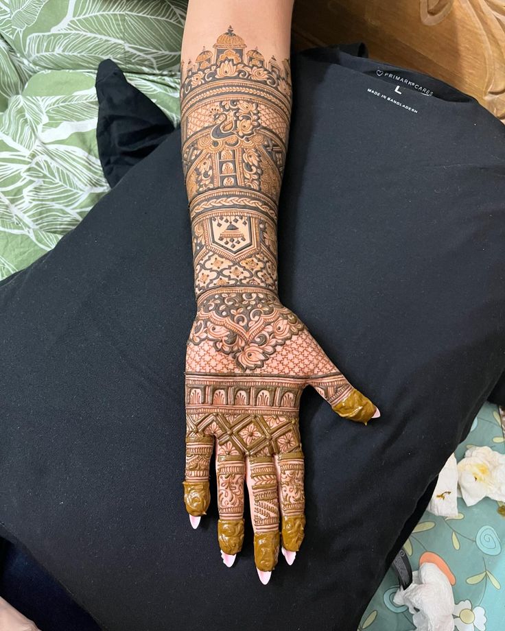 Single hand bridal mehndi detail